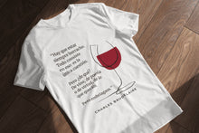 Cargar imagen en el visor de la galería, Camiseta blanca hombre de la colección Quotes &amp; Co con ilustración de copa de vino y cita de Charles Baudelaire.