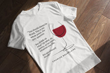 Cargar imagen en el visor de la galería, Camiseta blanca hombre de la colección Quotes &amp; Co con ilustración de copa de vino y cita de Charles Baudelaire.