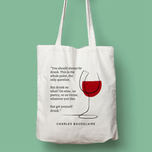 Cargar imagen en el visor de la galería, Tote bag color natural con asa natural de la colección Quotes &amp; Co con ilustración de copa de vino y cita de Charles Baudelaire.