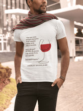 Cargar imagen en el visor de la galería, Camiseta blanca hombre de la colección Quotes &amp; Co con ilustración de copa de vino y cita de Charles Baudelaire.