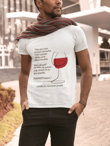 Camiseta blanca hombre de la colección Quotes & Co con ilustración de copa de vino y cita de Charles Baudelaire.