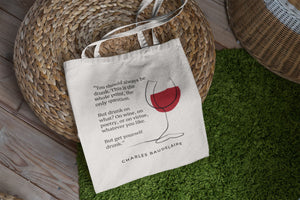 Tote bag color natural con asa natural de la colección Quotes & Co con ilustración de copa de vino y cita de Charles Baudelaire.