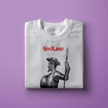 Cargar imagen en el visor de la galería, Camiseta blanca mujer con ilustración de Don Quijote dibujada por Fernando Vicente.