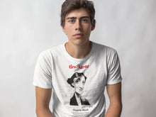 Cargar imagen en el visor de la galería, Camiseta blanca hombre con ilustración de Virginia Woolf por Fernando Vicente.