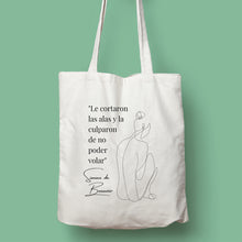 Cargar imagen en el visor de la galería, Tote bag color natural con asa natural de la colección Quotes &amp; Co con ilustración de silueta de mujer y cita de Simone de Beauvoir.