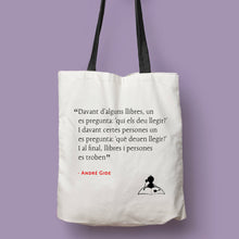 Cargar imagen en el visor de la galería, Tote bag natural con asa negra de la colección Lectorix con cita de Adré Gide sobre la lectura en catalán