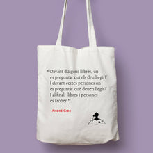 Cargar imagen en el visor de la galería, Tote bag natural con asa natural de la colección Lectorix con cita de Adré Gide sobre la lectura en catalán