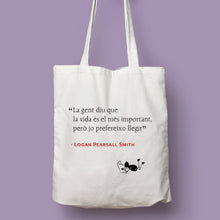 Cargar imagen en el visor de la galería, Tote bag natural con asa negra de la colección Lectorix con cita de Logan Pearsall Smith sobre la lectura en catalán