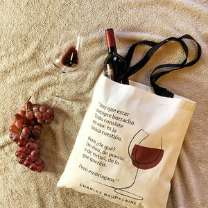 Tote bag color natural con asa negra de la colección Quotes & Co con ilustración de copa de vino y cita de Charles Baudelaire