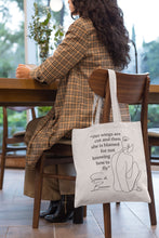Cargar imagen en el visor de la galería, Tote bag color natural con asa natural de la colección Quotes &amp; Co con ilustración de silueta de mujer y cita de Simone de Beauvoir.