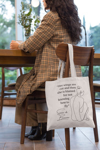 Tote bag color natural con asa natural de la colección Quotes & Co con ilustración de silueta de mujer y cita de Simone de Beauvoir.