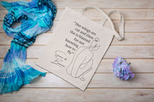 Cargar imagen en el visor de la galería, Tote bag color natural con asa natural de la colección Quotes &amp; Co con ilustración de silueta de mujer y cita de Simone de Beauvoir.