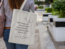 Cargar imagen en el visor de la galería, Tote bag color natural con asa natural de la colección Quotes &amp; Co con ilustración de silueta de mujer y cita de Simone de Beauvoir.