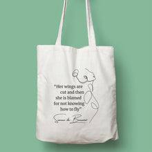Cargar imagen en el visor de la galería, Tote bag color natural con asa natural de la colección Quotes &amp; Co con ilustración de silueta de mujer y cita de Simone de Beauvoir.