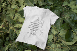 Camiseta blanca mujer de la colección Quotes & Co con ilustración de silueta de mujer y cita de Simone de Beauvoir.